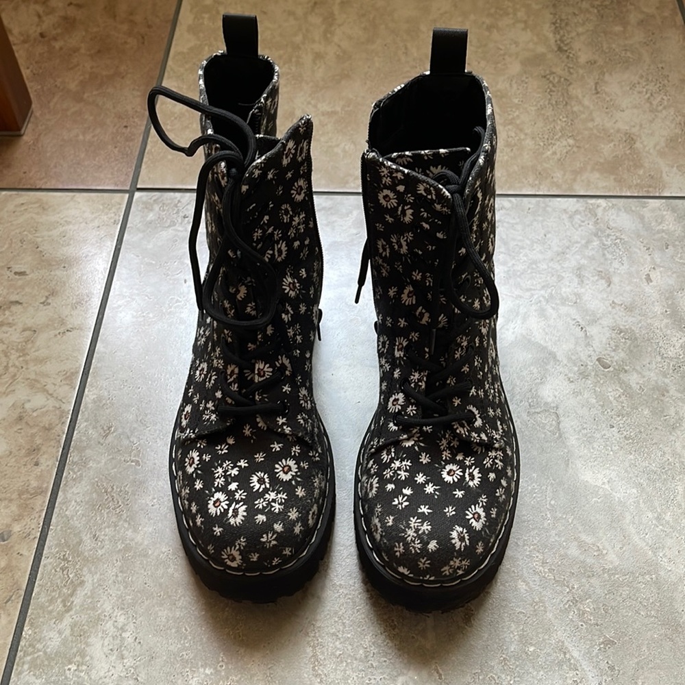 Woman ‘s Shoes